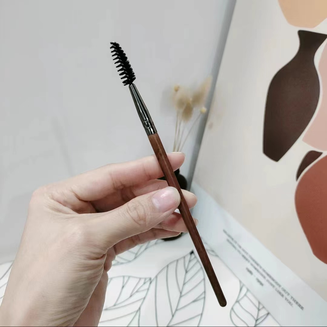 Mascara brush